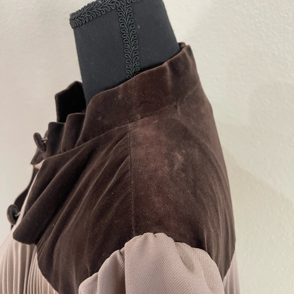 Vintage Victorian Style Trapeze knife pleated coat with brown velvet accents - Picture 6 of 13